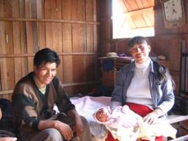 Rosa & Cananeo at 
home with baby Lucia.
